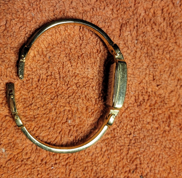 QLadies Elgin Gold Tone Rhinestone Bangle Watch new battery. - Picture 6 of 10